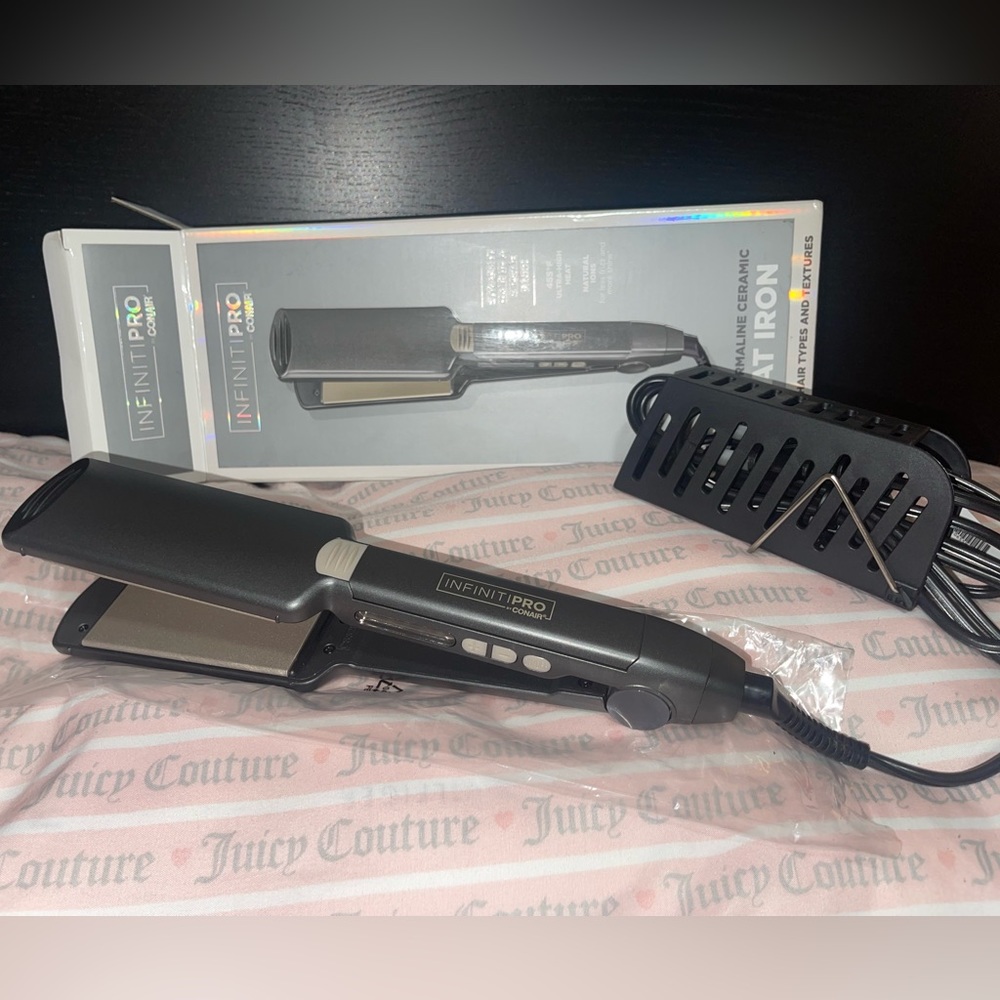 Infinti pro conair flat iron 👑